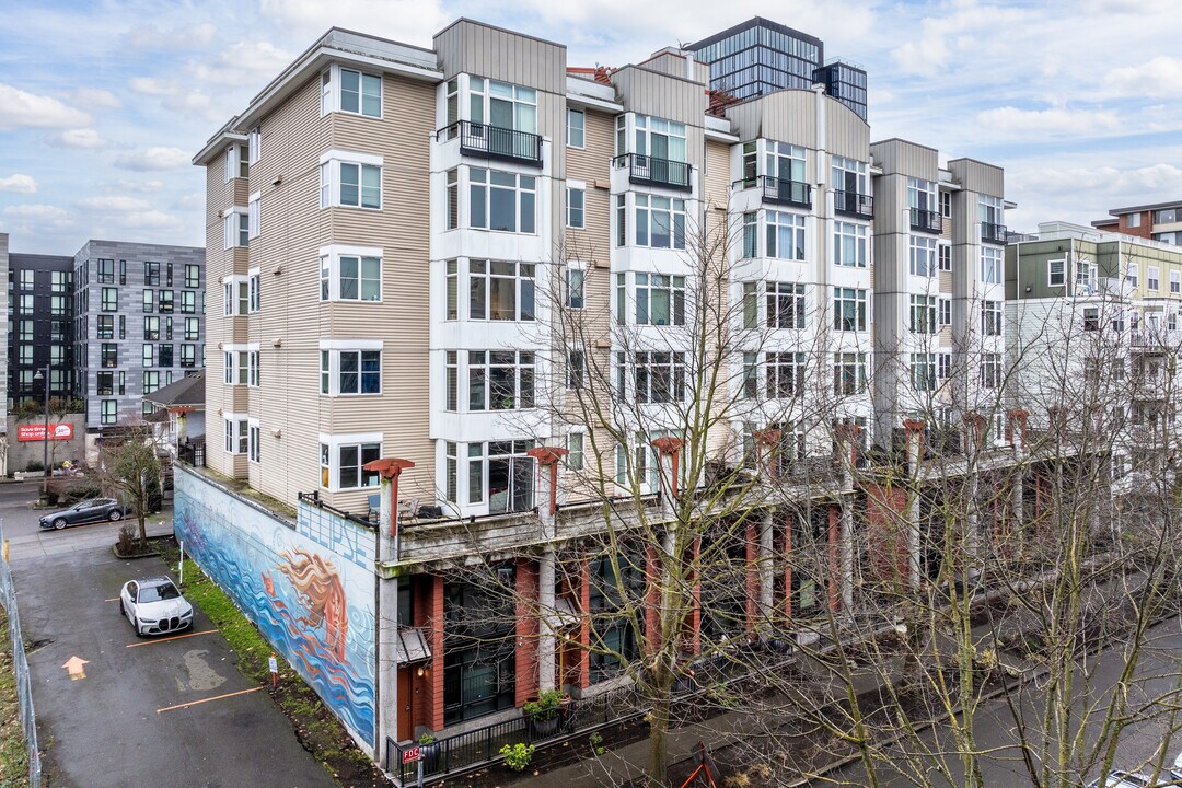 Helix Ellipse in Seattle, WA - Building Photo
