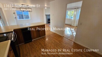 13611 Sunset View St in Anchorage, AK - Building Photo - Building Photo