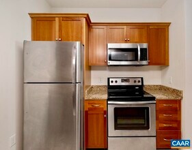 1046 Tupelo Ct in Charlottesville, VA - Foto de edificio - Building Photo