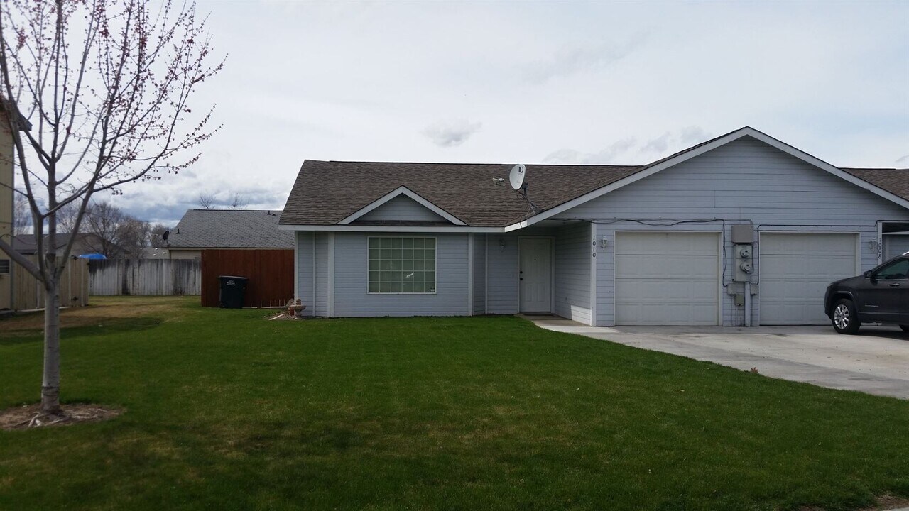 1010 S Evergreen Dr in Moses Lake, WA - Building Photo