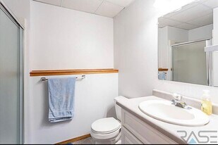 2720 S Maywood Dr in Sioux Falls, SD - Building Photo