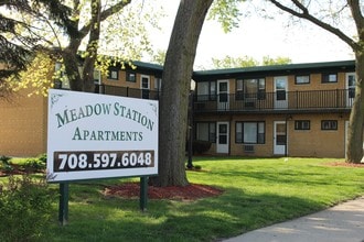 Meadow Station Apartments in Midlothian, IL - Foto de edificio - Building Photo