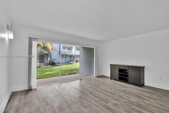 9371 Fontainebleau Blvd, Unit I101 in Miami, FL - Foto de edificio - Building Photo