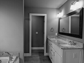 700 Hawthorn Way in Centerton, AR - Foto de edificio - Building Photo