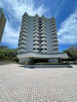 2501 Brickell Ave in Miami, FL - Building Photo