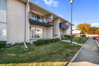 8353 Kennedy Cir, Unit #4 in Warren, MI - Building Photo - Building Photo