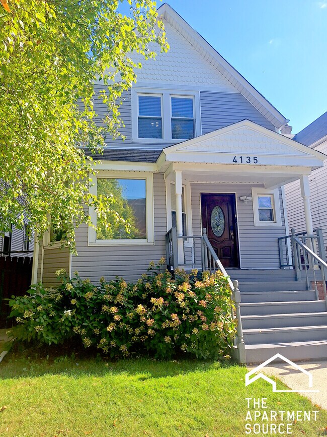 4135 W Henderson St in Chicago, IL - Building Photo - Building Photo