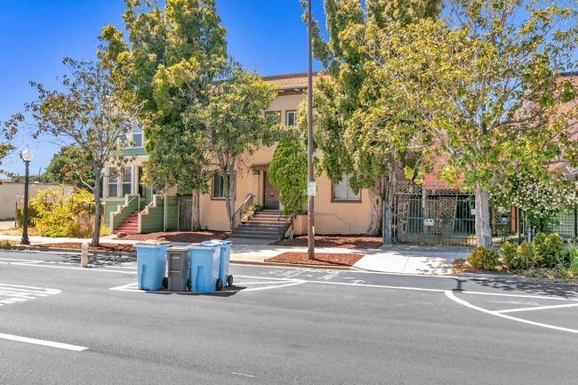 2910 Adeline St in Berkeley, CA - Building Photo - Building Photo