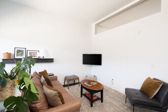 550 W Juneau Ave-Unit -ID1379009P in Milwaukee, WI - Foto de edificio - Building Photo