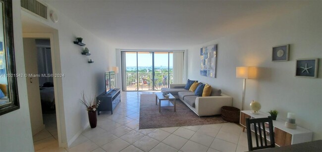 2450 NE 135th St, Unit 805 in North Miami, FL - Foto de edificio - Building Photo