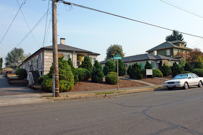 Francis Court in Portland, OR - Building Photo - Building Photo