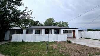 101 S Lockhart St in Manor, TX - Building Photo