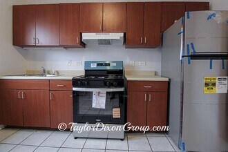 4033 W Gladys Ave in Chicago, IL - Building Photo - Building Photo