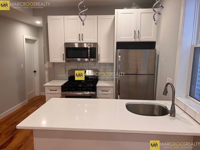 283 Chelsea St, Unit #2 in Boston, MA - Building Photo - Building Photo