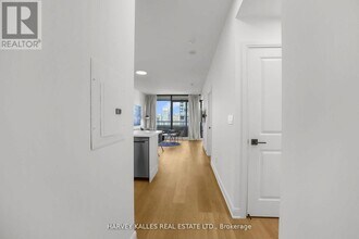 18 Yorkville Ave in Toronto, ON - Building Photo - Building Photo