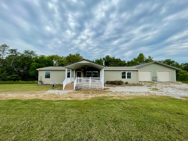 529 NE 851st Rd in Knob Noster, MO - Building Photo - Building Photo