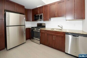 555 10th St in Palisades Park, NJ - Building Photo - Building Photo