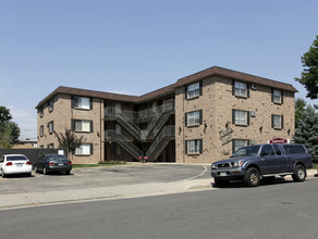 Knollwood and Tanglewood Apartments in Englewood, CO - Building Photo - Building Photo