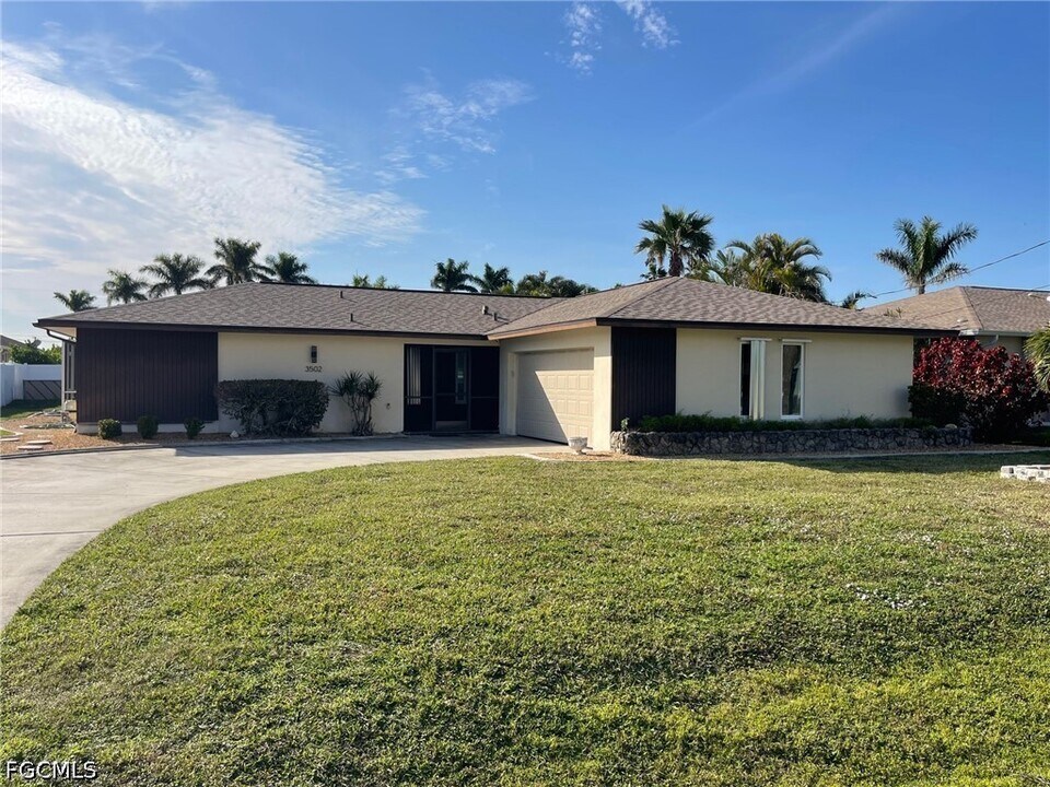 3502 SE 22nd Pl in Cape Coral, FL - Building Photo