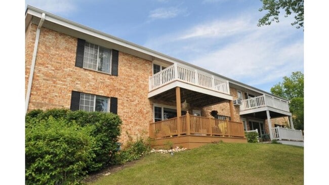 524 Laurel Lake Rd in Thiensville, WI - Building Photo - Building Photo