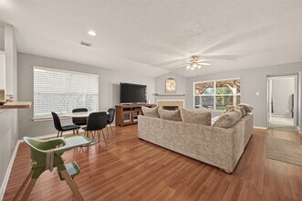 205 Colony Lake Ln in Dickinson, TX - Building Photo - Building Photo