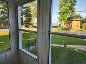 307 W Wisconsin Ave in Pewaukee, WI - Building Photo - Building Photo