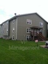 2218 Emerald Dr in Davenport, IA - Building Photo