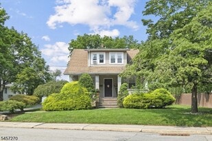 124 Weinmanns Blvd in Wayne, NJ - Building Photo