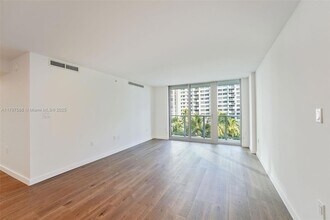 1500 Bay Rd, Unit N-1422 in Miami Beach, FL - Building Photo - Building Photo