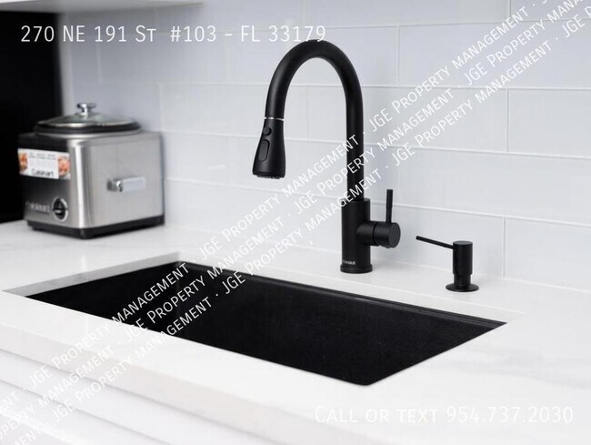 270 NE 191st St in Miami, FL - Building Photo - Building Photo