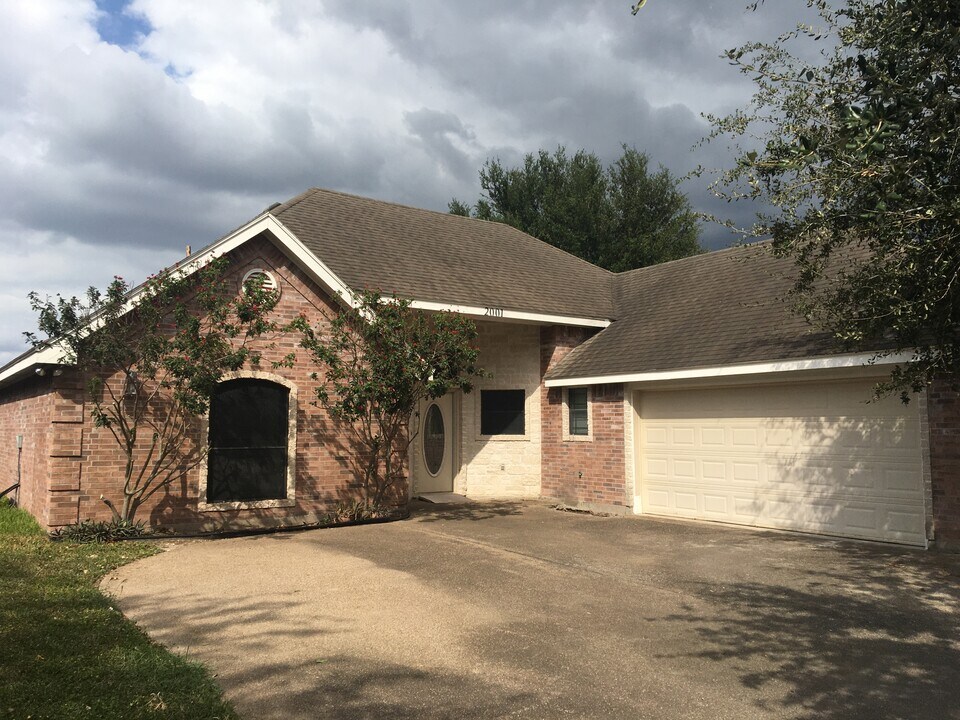 2001 Tomatillo Dr in Weslaco, TX - Building Photo