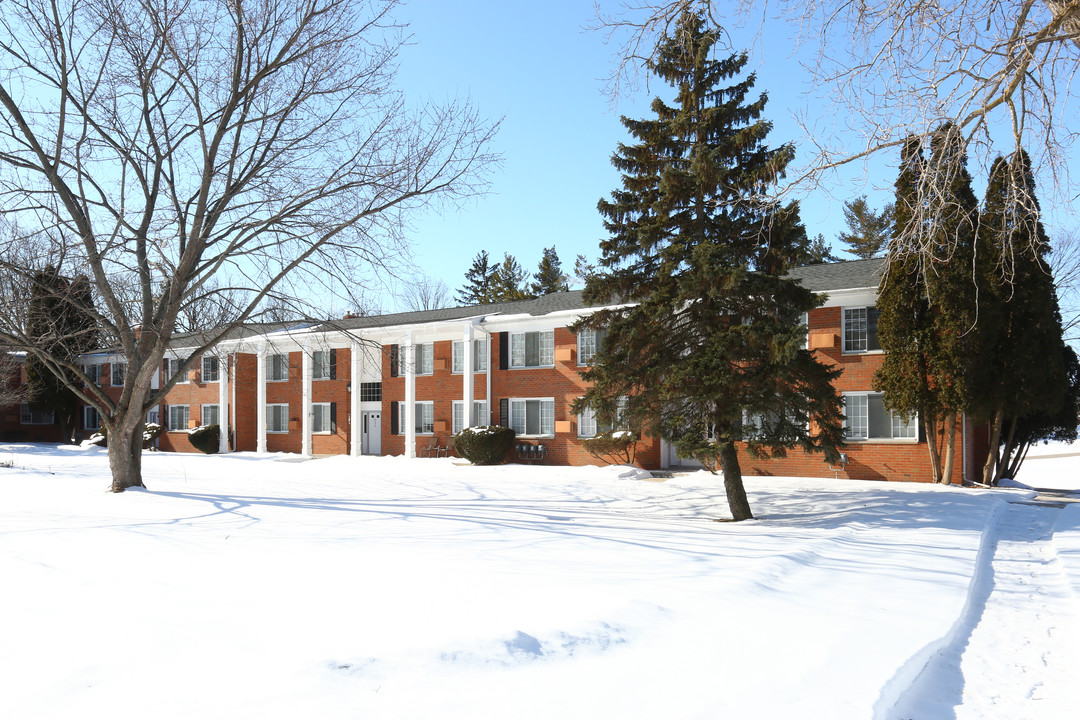 COLONIAL APARTMENTS in Flushing, MI - Foto de edificio