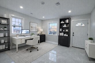 32 Berkshire Rd in Great Neck, NY - Building Photo - Building Photo