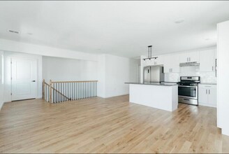 716 Seaport Dr. in Elizabeth, NJ - Building Photo - Building Photo