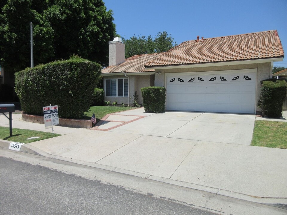 18523 Kinzie St in Los Angeles, CA - Building Photo