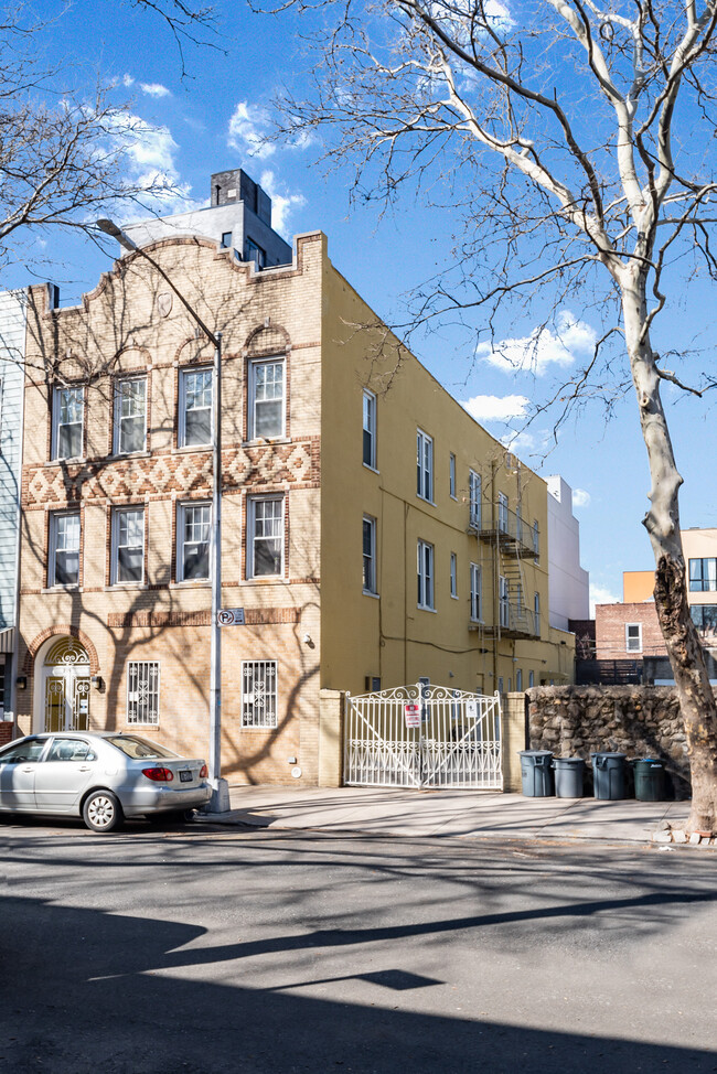 219 Frost St in Brooklyn, NY - Building Photo - Building Photo