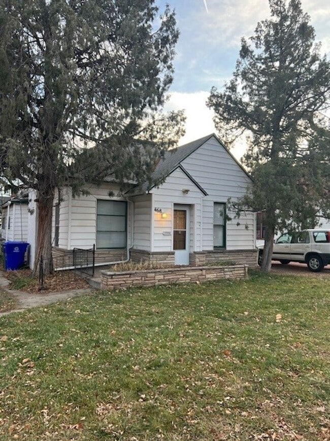 property at 468 W 5th St