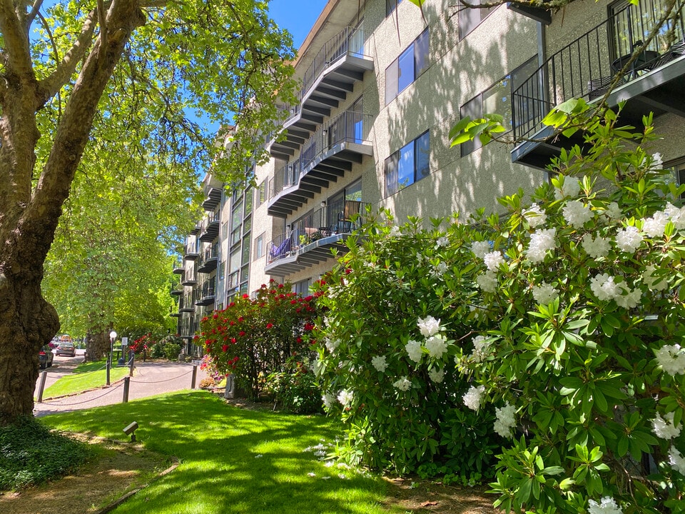 Park Plaza in Corvallis, OR - Building Photo