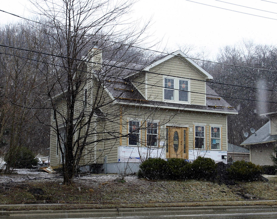 102 N Main St in Algonquin, IL - Building Photo