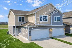 284 Caspian Ct in Waukee, IA - Building Photo