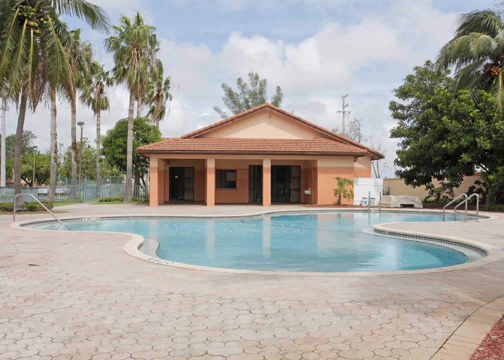 Regal Trace Apartments in Fort Lauderdale, FL - Foto de edificio