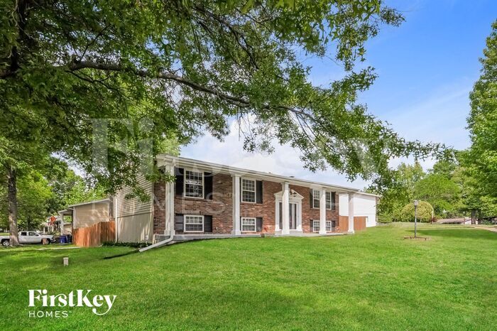 637 Sandy Oak Dr in Ballwin, MO - Building Photo