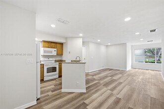 3310 Pinewalk Dr N in Margate, FL - Foto de edificio - Building Photo