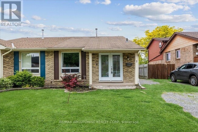 property at 7 Dianne Dr