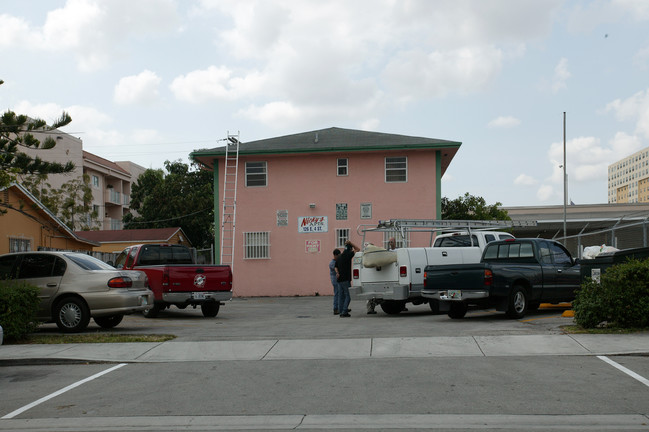 126 E 4th St in Hialeah, FL - Foto de edificio - Building Photo