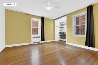 7615 35th Ave in Queens, NY - Foto de edificio - Building Photo
