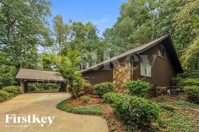 1829 E Gate Dr in Stone Mountain, GA - Foto de edificio - Building Photo