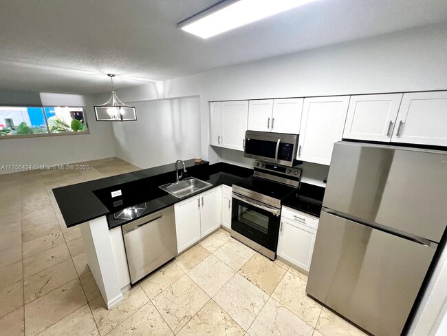 5091 NW 7th St in Miami, FL - Building Photo - Building Photo