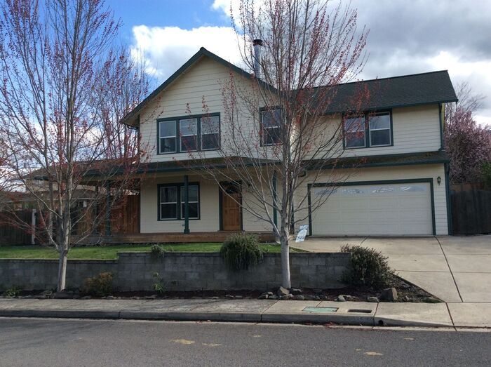 2530 Springhill Dr in Ashland, OR - Building Photo