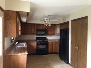 2303 Carlisle Dr in Champaign, IL - Building Photo - Building Photo